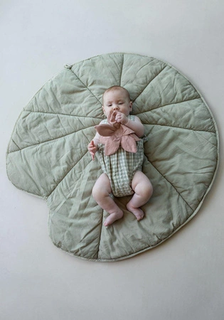 Mata do zabawy Lilia wodna oliwkowa 95x95cm Lorena Canals