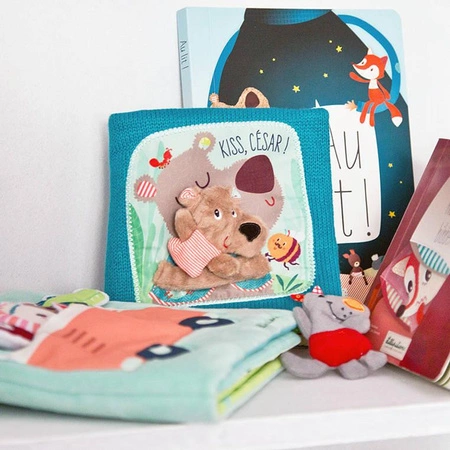 LILLIPUTIENS Książeczka z mini-pacynką na palec wielofunkcyjna "Buziaki dla Cezara" Niedźwiadek Cesar 12 m +