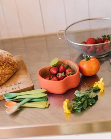 Oli & Carol Drewniana Miseczka dla Dziecka Jabłko