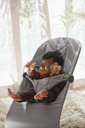BABYBJORN - leżaczek BLISS COTTON, Petal Quilt, Jasny Szary + Zabawka Googly Eyes Pastels