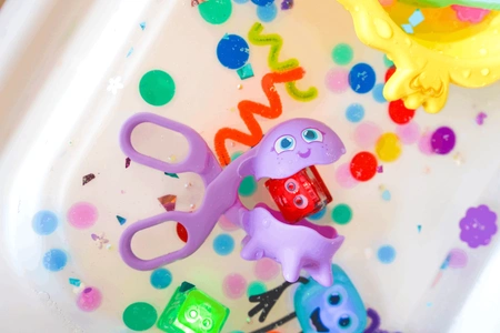 Glo Pals, Zestaw zabawek Glo Pals 5w1 rozwijających motorykę małą