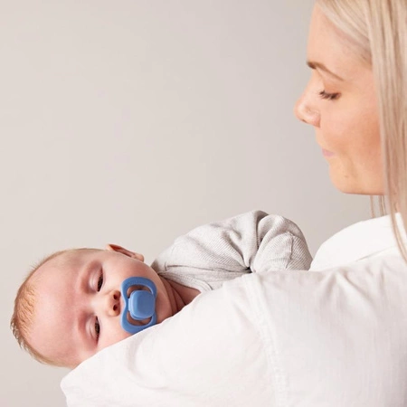 Smoczek dla noworodka i niemowlaka 2 szt.– symetryczny smoczek silikonowy 0 – 6 mies., niebieski/błekitny, b.box