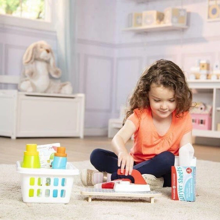 Kosz na pranie z dodatkami do prasowania deska żelazko 18608-Melissa & Doug, zabawa w dom