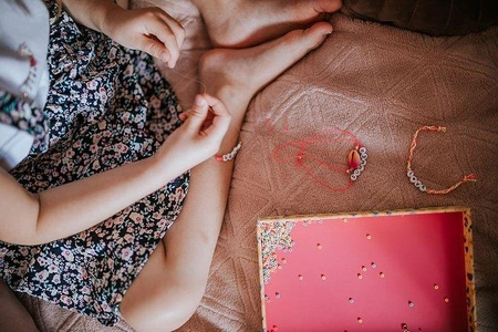 Zestaw do tworzenia biżuterii Koraliki z literkami 6+, Janod