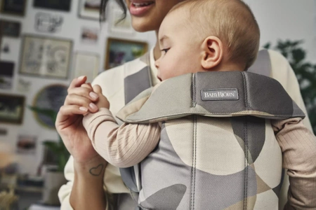 BABYBJORN MINI Cotton – nosidełko, Khaki/Green Print