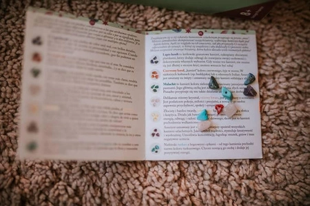 Zestaw kreatywny do tworzenia biżuterii z kamieniami przynoszącymi szczęście 8+, Janod