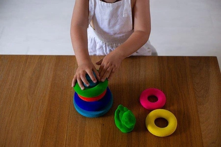 Rubbabu Układanka edukacyjno-sensoryczna piramida z kaczuszką