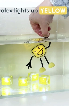 Glo Pals, Postać do kąpieli Alex - zestaw z dwiema kostkami sensorycznymi świecącymi w wodzie