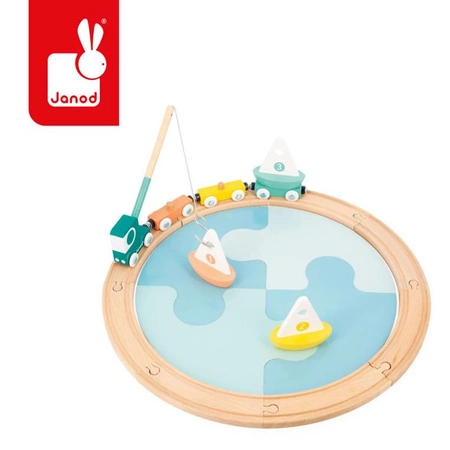 Pociąg drewniany z torami, łódkami i makietą jeziora Bolid 2+, Janod