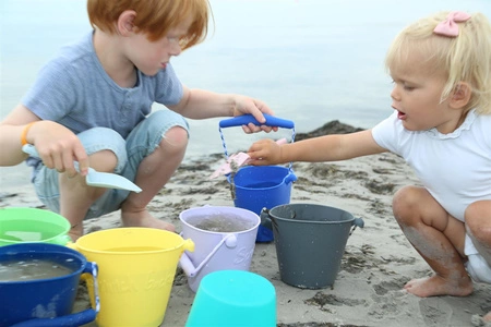 Składane wiaderko do wody i piasku Scrunch Bucket - Wiśniowy