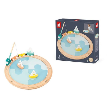 Pociąg drewniany z torami, łódkami i makietą jeziora Bolid 2+, Janod