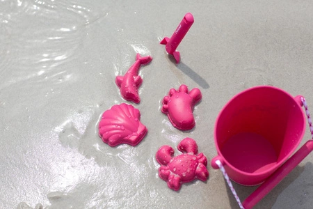 Składane wiaderko do wody i piasku Scrunch Bucket - Wiśniowy