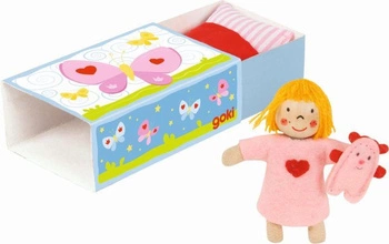 Kieszonkowa laleczka w pudełku łóżeczku z misiem Motylek 51536-goki