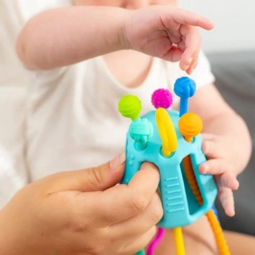 Przeciąganiec Zippee. Zabawka sensoryczna - Mobi