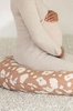 Beaba Ergonomiczna poduszka rogal dla kobiet w ciąży i karmiących Big Flopsy ™ Print Jersey Savannah Bloom
