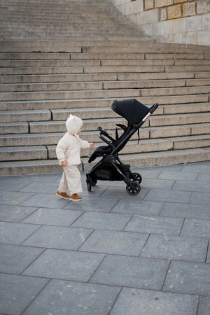 Easywalker Jackey Special Edition Kompaktowy, samoskładający się wózek spacerowy z torbą transportową Gold