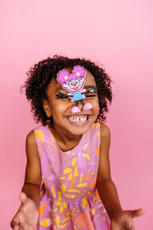 Glo Pals, Postać do kąpieli Abby - zestaw z dwiema kostkami sensorycznymi świecącymi w wodzie