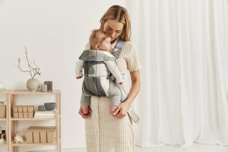 BABYBJORN MINI Cotton – nosidełko, Khaki/Green Print