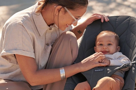 BABYBJORN - leżaczek BLISS COTTON, Petal Quilt, Antracyt + Zabawka Googly Eyes Black and White