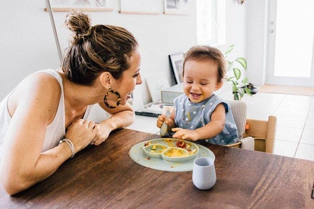 EZPZ Silikonowa łyżeczka Tiny Spoon 2 szt. pastelowa szarość