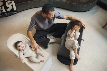 BABYBJORN - leżaczek BALANCE SOFT WOVEN/JERSEY Tri Fabric, Ciemny Szary + zabawka do leżaczka - Googly Eyes