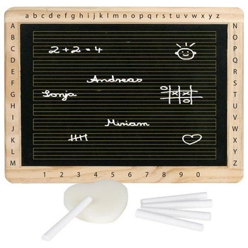 Mała tablica drewniana w linie z alfabetem i cyframi, goki