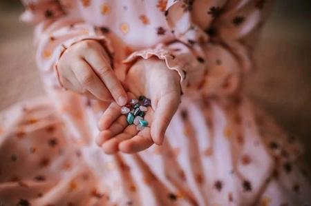 Zestaw kreatywny do tworzenia biżuterii z kamieniami przynoszącymi szczęście 8+, Janod