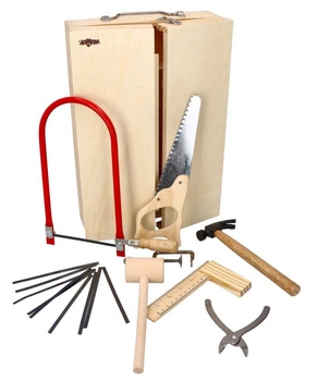 Drewniana skrzynka z metalowymi narzędziami