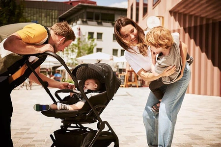 MINI by Easywalker Buggy TURN Kompaktowy wózek spacerowy z obrotowym siedziskiem 360° Oxford Black (z osłoną przeciwdeszczową w zestawie)