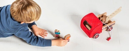 LILLIPUTIENS Drewniany wóz strażacki z rozwijanym wężem, drabiną i dzwonkiem Nosorożec Marius 2 lata+