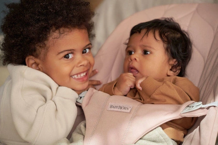 BABYBJORN - leżaczek BLISS COTTON, Petal Quilt, Zgaszony róż + Zabawka Googly Eyes Pastels