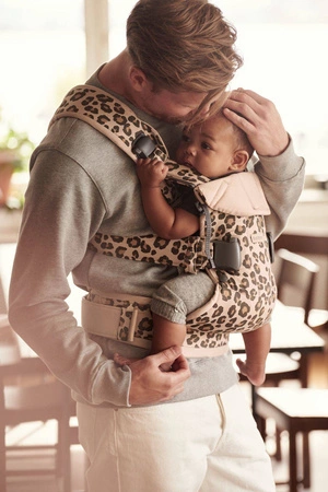 BABYBJORN ONE - nosidełko, Beż/Leopard