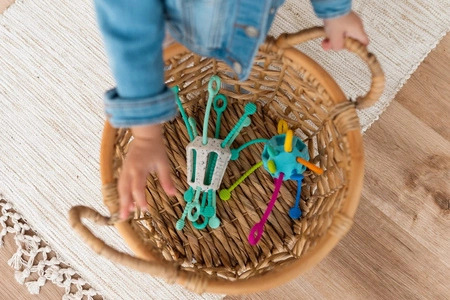 Przeciąganiec Zippee Miętowy. Zabawka sensoryczna. - Mobi