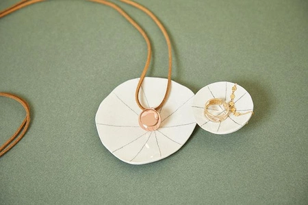 Kaloo Zestaw prezentowy 2 w 1 (komforter + naszyjnik dzwoneczek ciążowy Bola) Petites Chansons