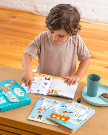 Teczka małego artysty z 3 książeczkami Apli Kids - Piraci