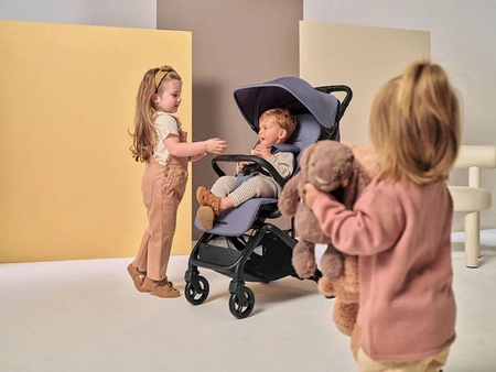 Easywalker Miley² Kompaktowy wózek spacerowy z torbą transportową Berry Purple