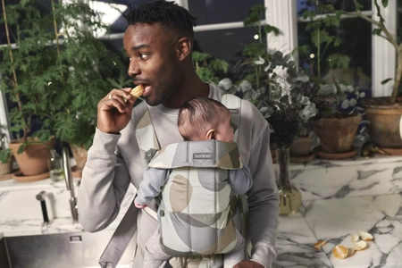BABYBJORN MINI Cotton – nosidełko, Khaki/Green Print