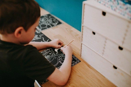 Zestaw kreatywny Do zdrapywania Karty świecące w ciemności Nocny świat 7+, Janod