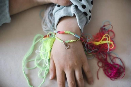 Zestaw do tworzenia biżuterii Neonowe brazylijskie bransoletki 8+, Janod