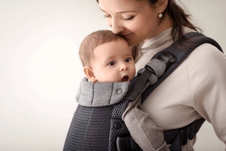 BABYBJORN - nosidełko Harmony 3D Mesh, Antracyt + śliniaczek do nosidełka Harmony