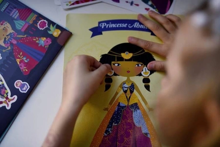 Auzou Naklejki na planszach Księżniczki całego świata 3+ 76732