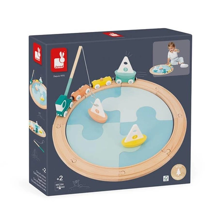 Pociąg drewniany z torami, łódkami i makietą jeziora Bolid 2+, Janod