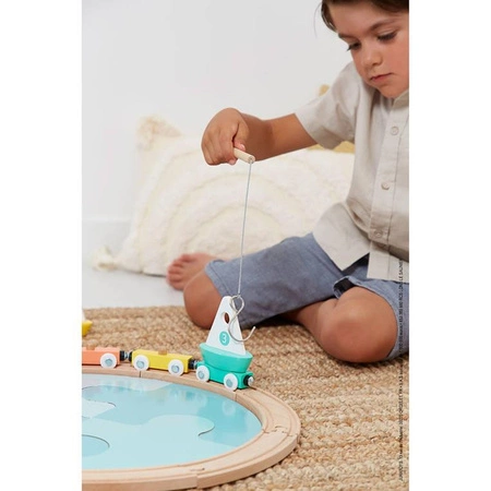 Pociąg drewniany z torami, łódkami i makietą jeziora Bolid 2+, Janod