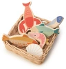 Wiklinowy koszyk z rybami i owocami morza, Tender Leaf Toys