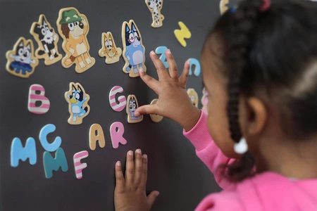Drewniane magnetyczne literki i obrazki edukacyjna zabawka dla dzieci Bluey