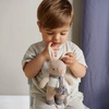 Grzechotka z bawełny organicznej GOTS, Taupe Bunny, ThreadBear Design