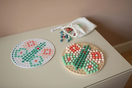 BS Toys, Układanka mozaika z drewnianymi pinezkami grzybkami