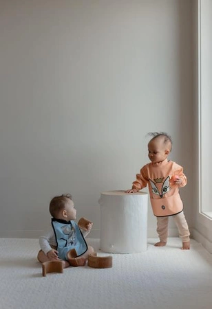 Baby Livia Śliniak z rękawkami Peach Lisek 302-13