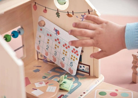 LILLIPUTIENS Drewniana rozkładana Szkoła z 3 figurkami i akcesoriami 3 lata+