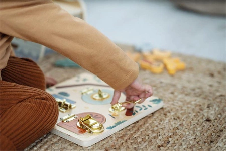 Drewniana tablica edukacyjna zatrzaski i zamki Safari Small Foot 12460